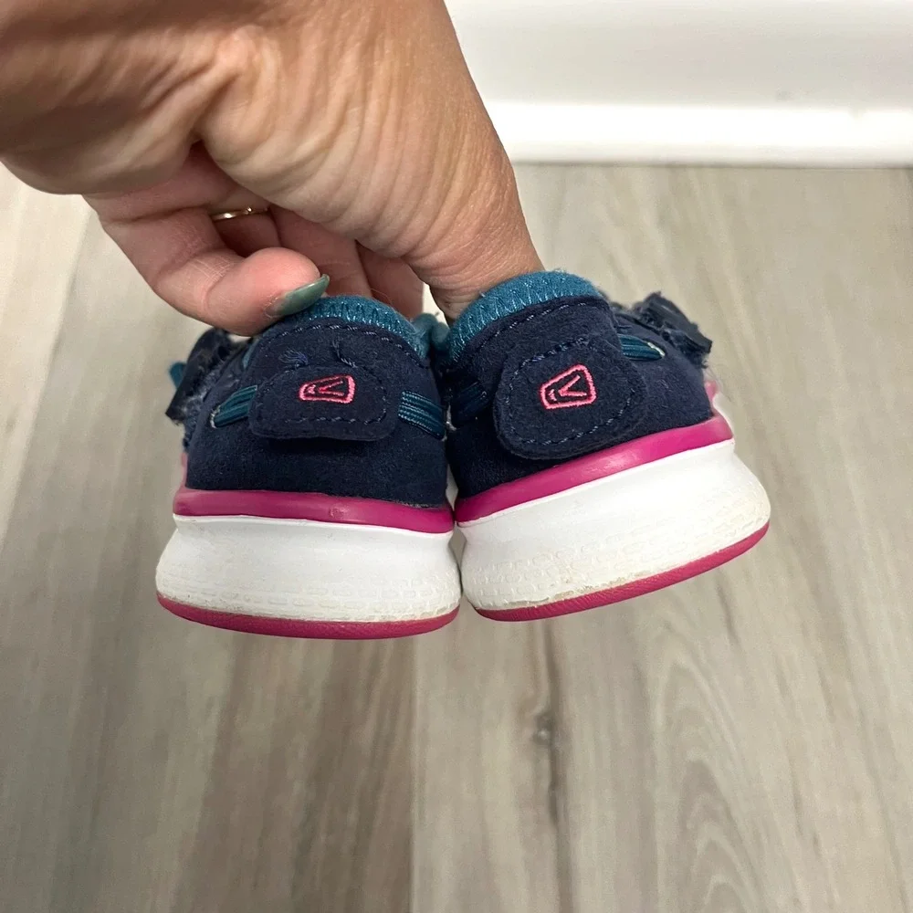Keen Sandals Girls 8 Navy Blue and Pink Uneek O2‎ Corded Lace Up